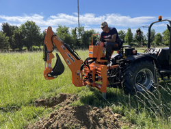 universal bagmontered rendegraver med skovl til traktor mod drs 2000t