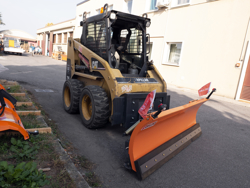 snow plow for up to 3 0 ton skid steer loaders ln 200 m